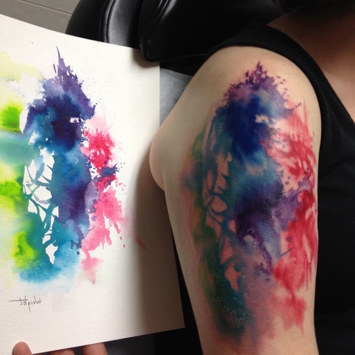 Wasserfarben Tattoo drei Flecken auf einer Malerei an der Haut übertragen