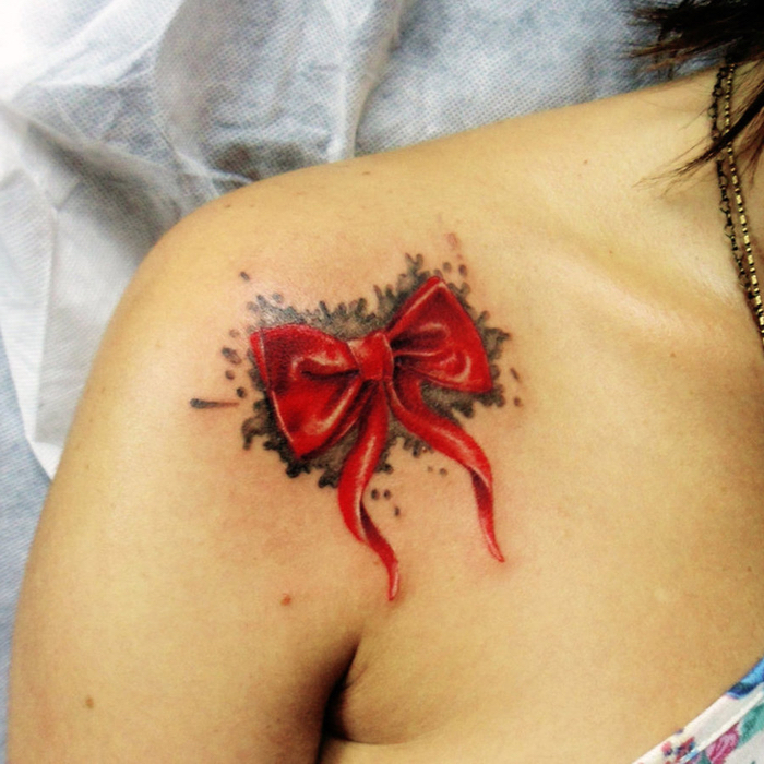 rotes Band auf schwarzer Hintergrund an dem Schulter Wasserfarben Tattoo