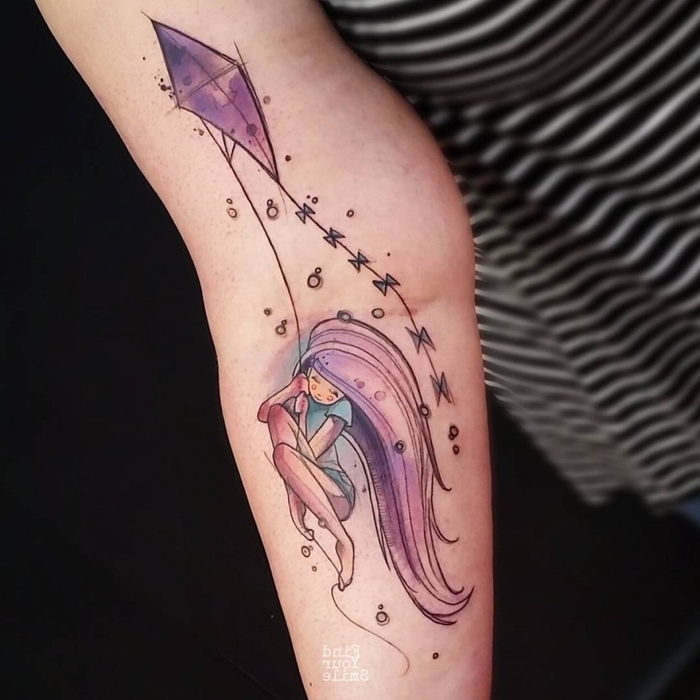 ein lila Drachen mit einer niedlichen Fee lila Haare Wasserfarben Tattoo