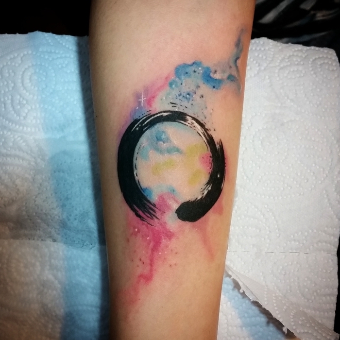 ein Ring in schwarzer Farbe bunt im Hintergrund - Wasserfarben Tattoo