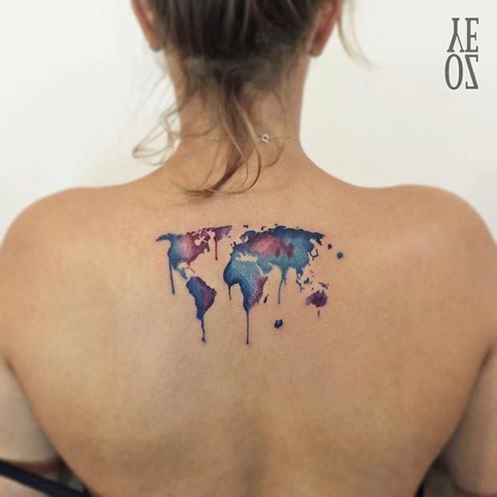 Ideen für weibliche Tattoos, Kontinente, blau und lila, Tattoo-Motive für Abenteurer