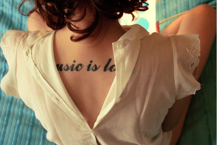 Rücken Tattoo, Music is love, Musik ist Liebe, coole Tattoo-Ideen für Frauen