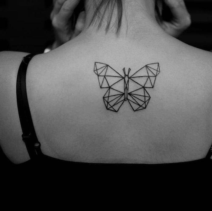 Rücken Tattoo, Schmetterling aus Dreiecken, weibliche Tattoo-Motive für Damen mit Stil