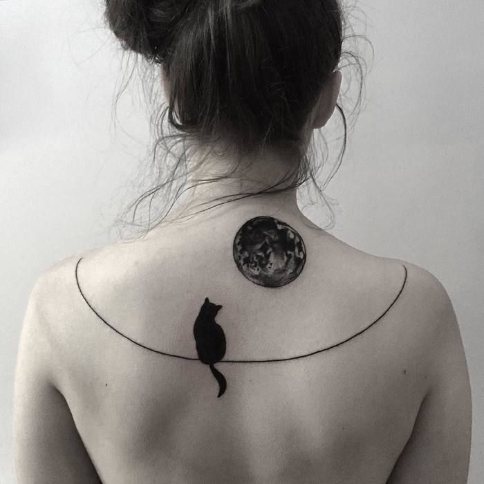 märchenhafte Tattoo-Motive, schwarze Katze und Mond, tolle Tattoos für Frauen