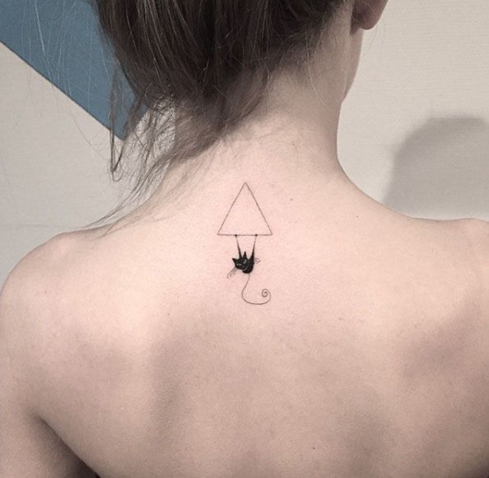 coole Ideen für kleine Rücken Tattoos, schwarze Katze und Dreieck, weibliche Tattoo-Motive
