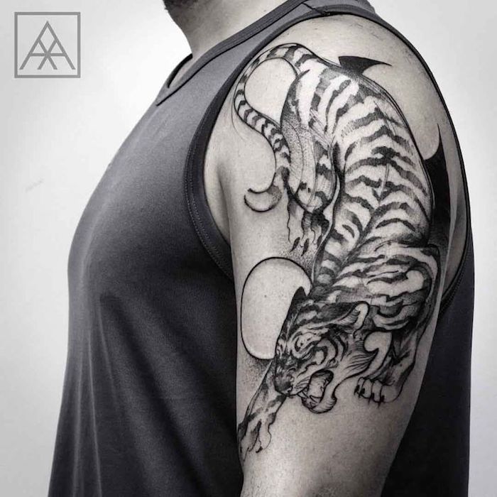 tigerkopf tattoo, mann, oberarm, aberarmtattoo in schwarz und weiß
