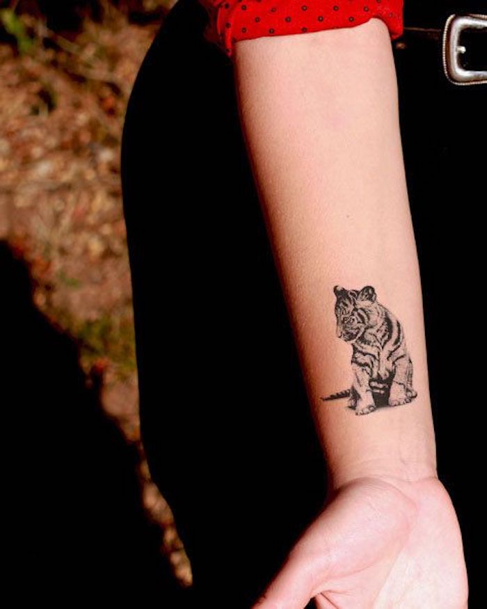 tiger tattoos, frau mit schwarzer hose, arm, armtattoo