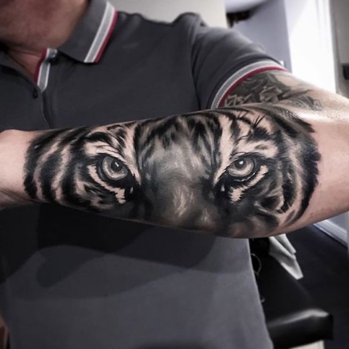 tigerkopf tattoo, graues t-shirt, mann, arm, armtattoo