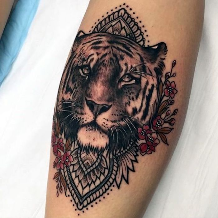 tigerkopf tattoo, rote blumen, tätowierung in schwarz und weiß
