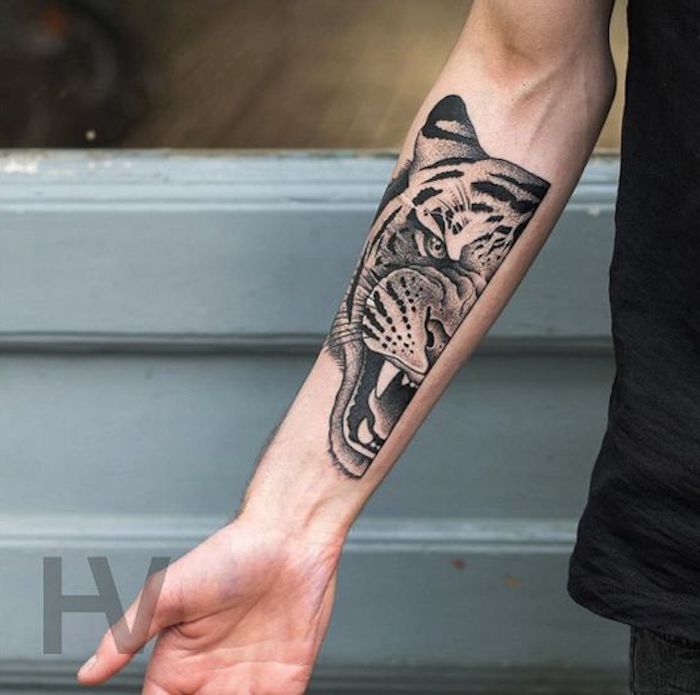 tiger tattoos, arm, halbkopf, mann, schwarzes t-shirt