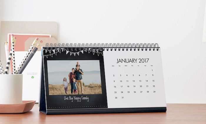 foto-tischkalender mit familienfoto, bleistifte, arbeitszimmer, schreibtisch