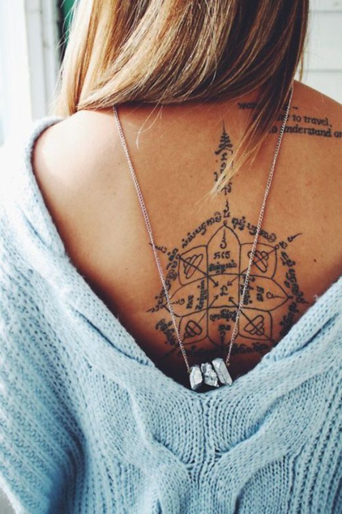 Rücken Tattoos für Frauen, originelle und beeindruckende Motive, tiefer Rückenausschnitt