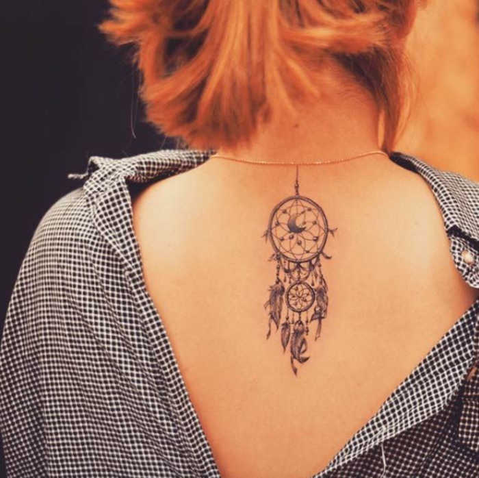 tolle Ideen für weibliche Tattoo-Motive, Traumfänger mit Mond, Inspiration für Tattoos mit Symbolik