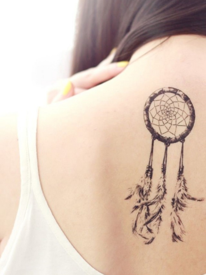 Tattoo am Rücken, Traumfänger, Klassiker bei den weiblichen Tattoos, beeindruckend und mit tiefer Bedeutung