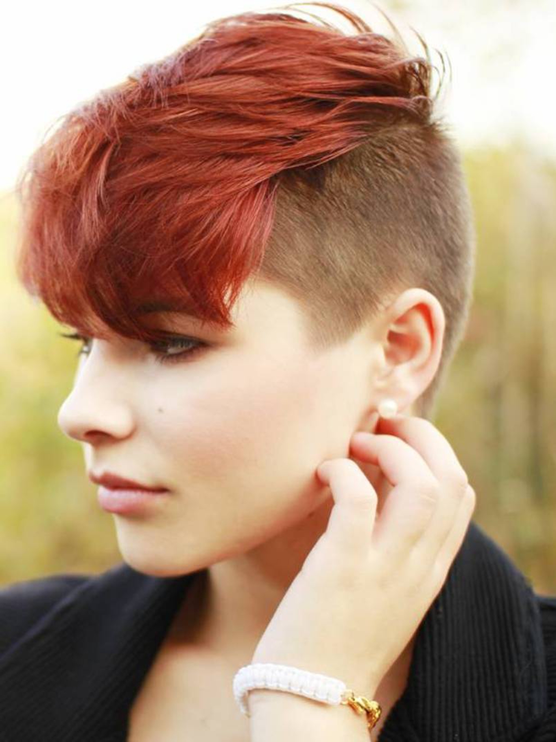 Undercut Frisuren Frauen kurze Haare in roter Farbe braune natürliche Haarfarbe Glasperlen Armband
