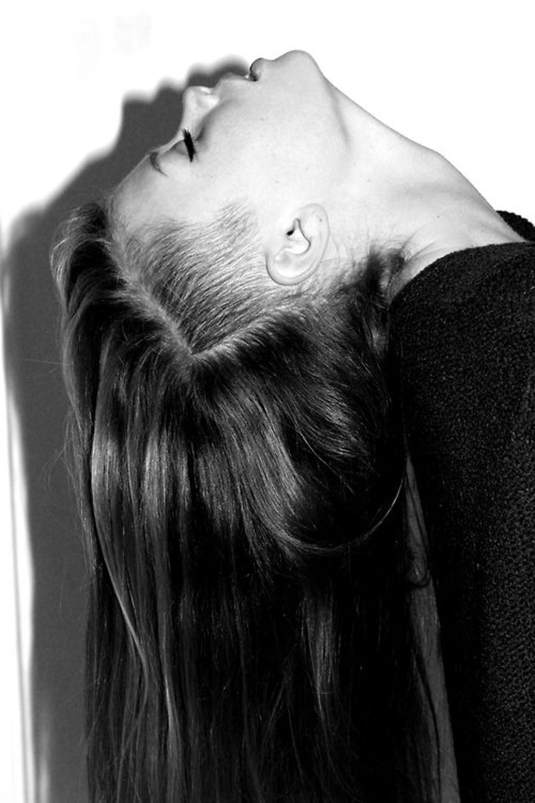schwarz-weißes Foto Undercut Frisur lange Haare wie Dreieck geschnitten