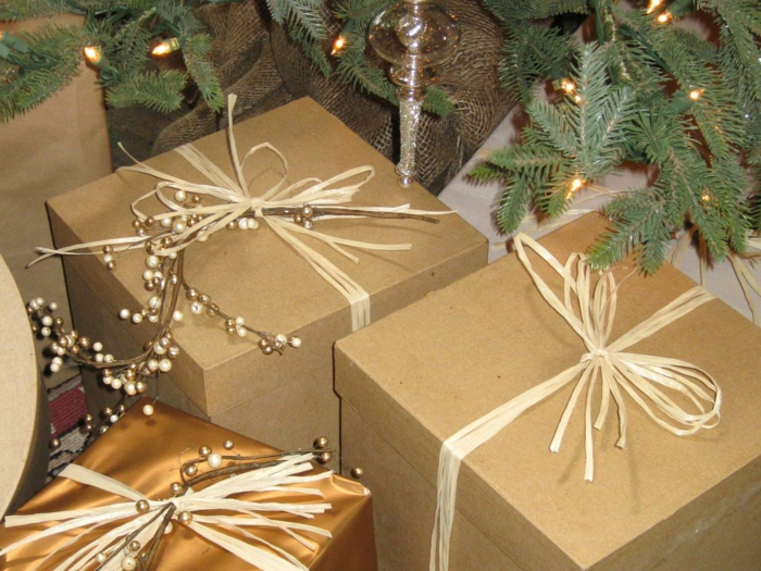 Geschenke in Kasten mit Zweigen aus Gold mit Glasperlen - Geschenke kreativ verpacken