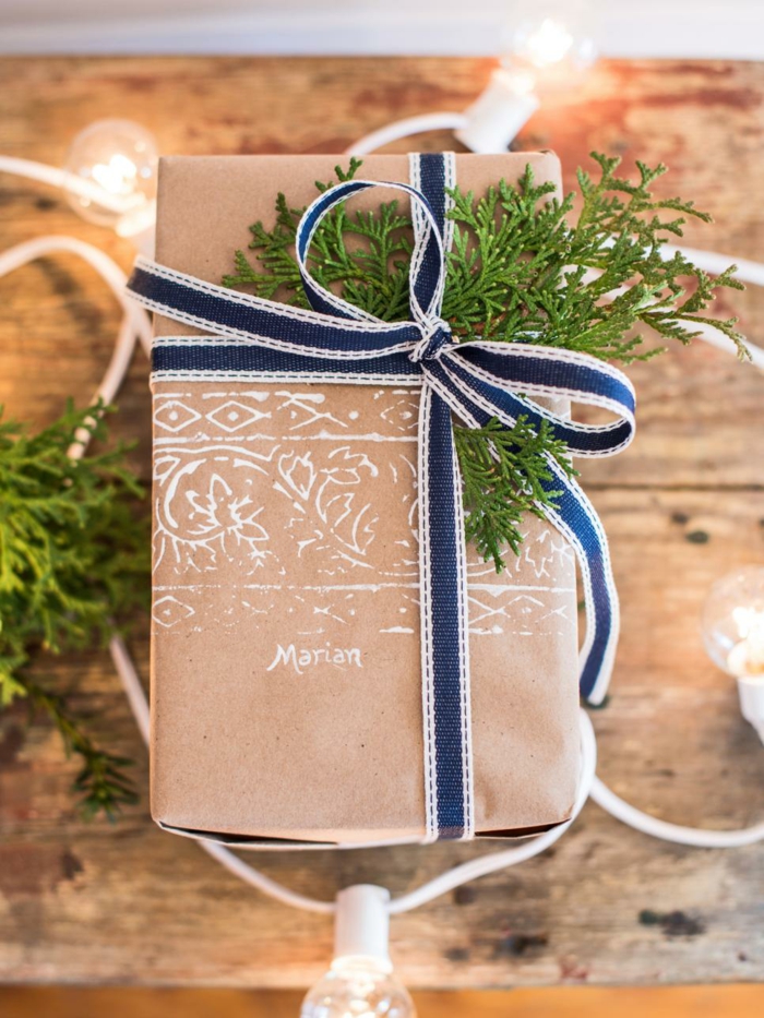 Geschenke kreativ verpacken - braunes Papier, blaues Band und Zweig, gedruckter Namen