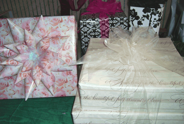Geschenke verpacken Anleitung mit bildschönen Bändern für die Hochzeit