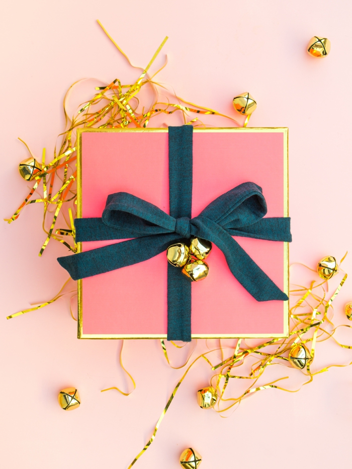 rosa Verpackung mit goldene Glockenn und blaues Band - Geschenke verpacken Anleitung