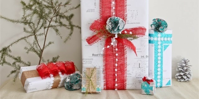 rote und blaue Bänder Geschenke in weißen Verpackungen - Geschenke verpacken Anleitung