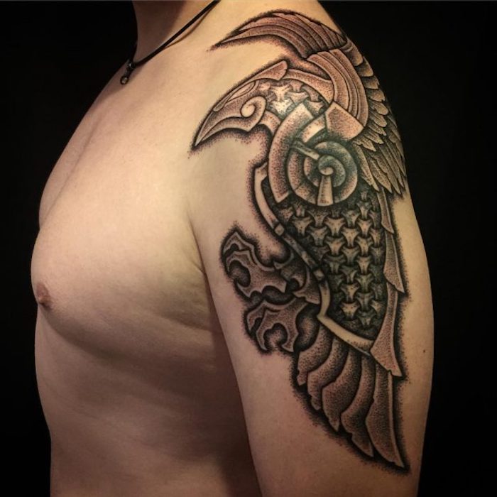 mann, oberarmtattoo in schwarz und grau, vogel tattoo