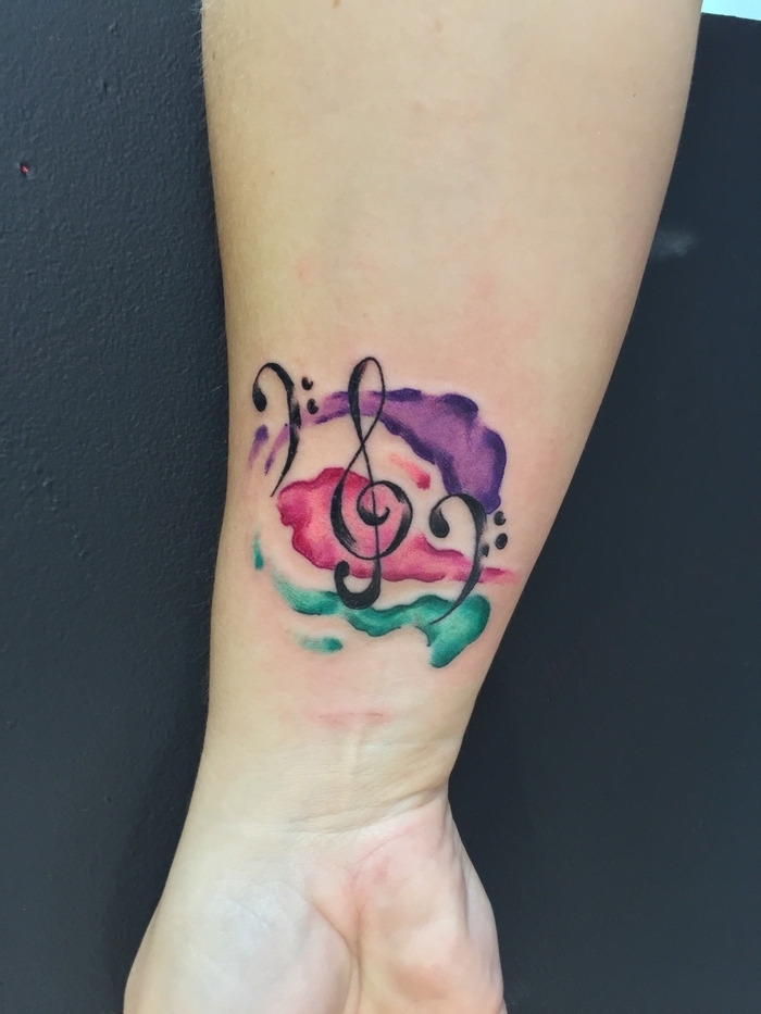 lila, rosa und grüne Water Color Tattoos mit G-Schlüssel für Musiker