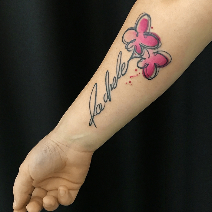 zwei rosa Blumen und eine Aufschrift ganz stilvolles Water Color Tattoo