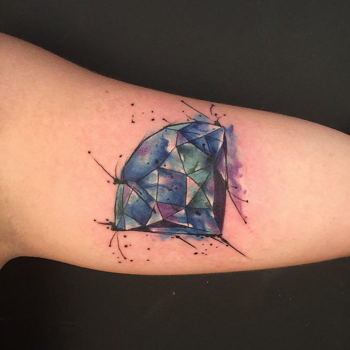 ein blaues Diamant mit verschiedenen Nuancen - Water Color Tattoo