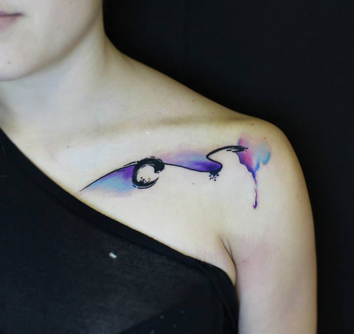 ein schlichtes Tattoo mit Wasserfarbe und schlichte Linien Water Color Tatooo