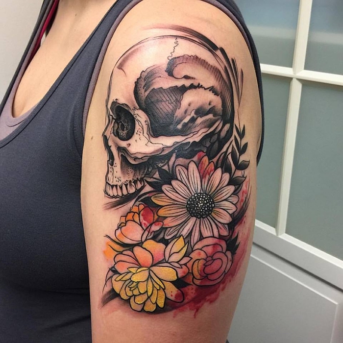 ein Gothic Style Tattoo mit Schädel und Blumen - Water Color Tattoo