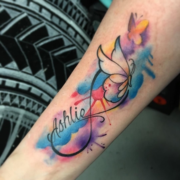 Liebevolle Tattoos für geliebte Menschen mit Blumen und Schmetterlinge - Water Color Tattoo 