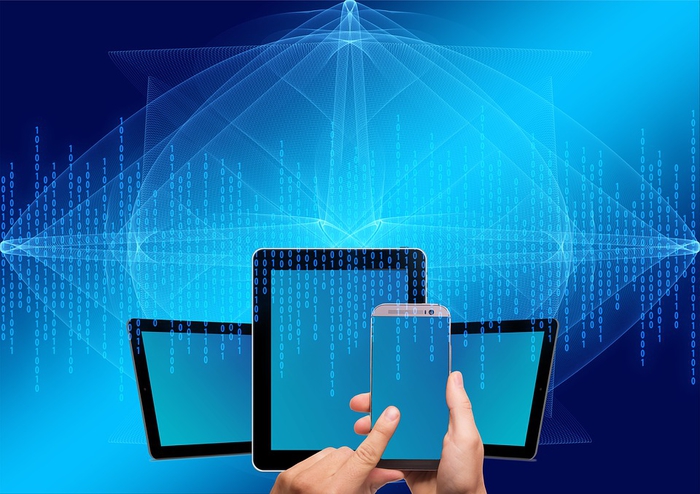 Handys und Tablets auf blauem Hintergrund - Website Gestaltung
