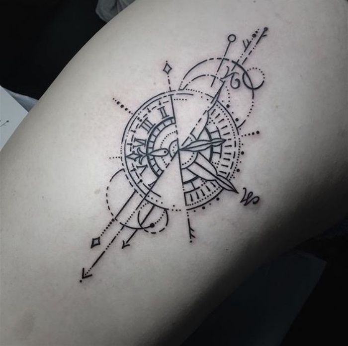 das ist eine unserer ideen für einen compass tattoo mit langen schwarzen pfeilen 