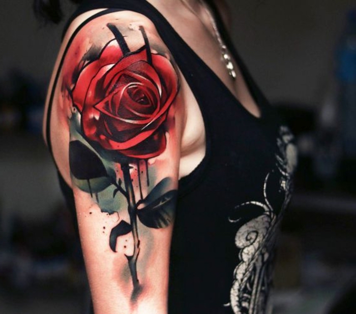 idee für eine tätowierung mit einer großen roten rose mit grünen blättern - idee für tattoo für frauen