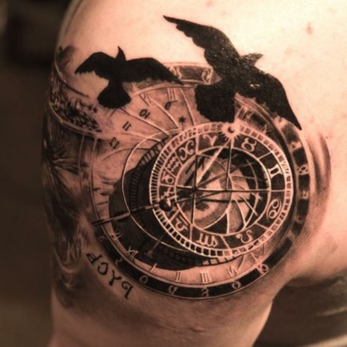 schwarze vögel und ein kompass - idee für ein compass tattoo auf dem schulter