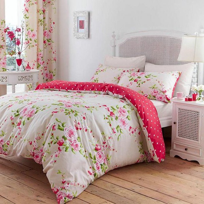 schlafzimmer im shabby chic-stil, großes weißes bett, bunte bettwäsche und gardinen mit rosen