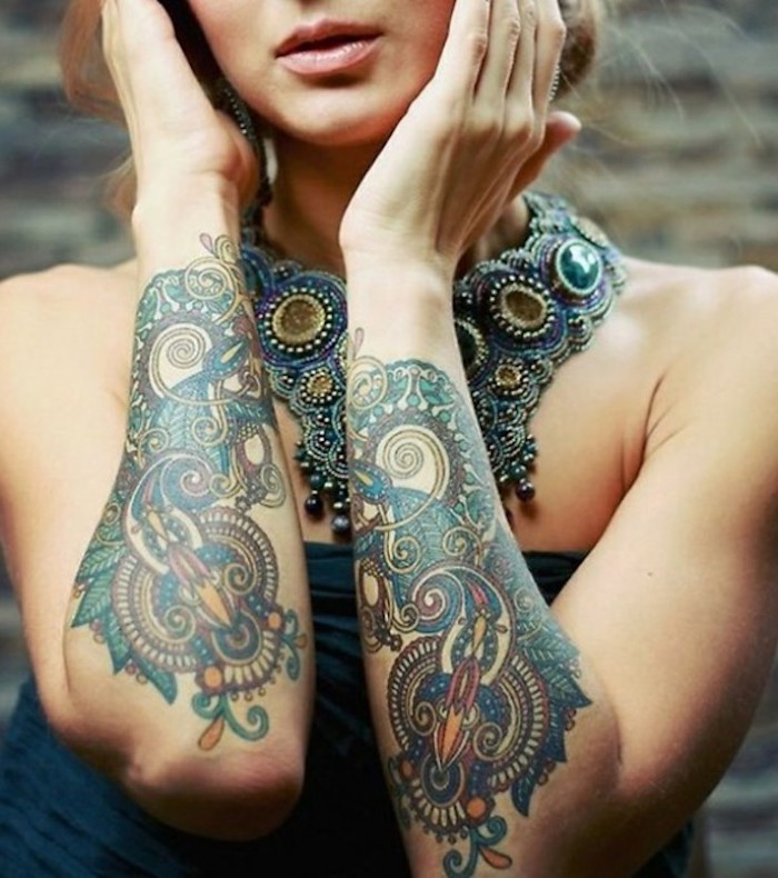 tattoos für frauen, dame mit großer halskette und bunten tätowierungen