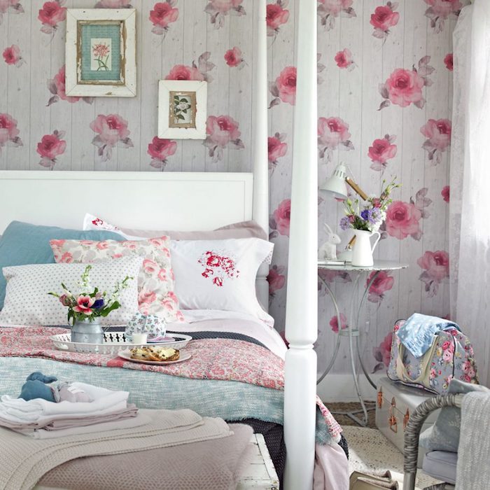 schlafzimmer im shabby chic-stil, graue tapeten mit rosen, weißes bett