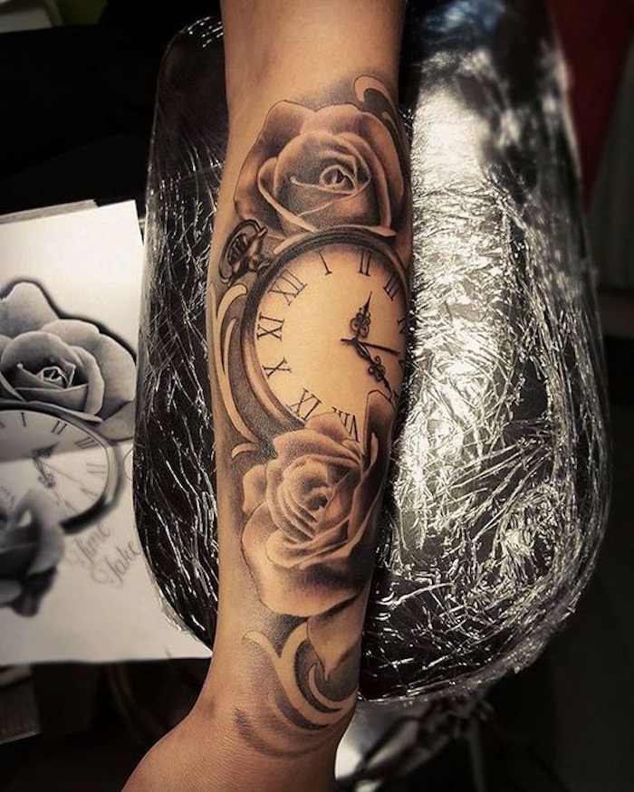 tattoos für frauen, tattoo in schwarz und grau, rosen und kompass