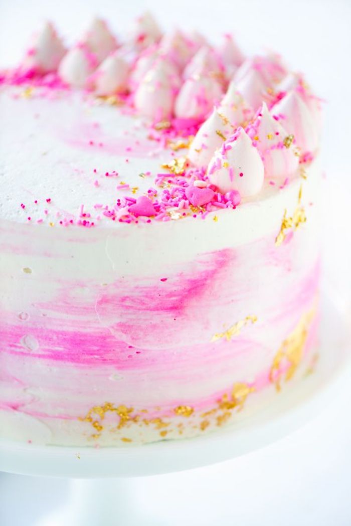 geburtstagskuchen backen, torte mit weißer und rosa sahne