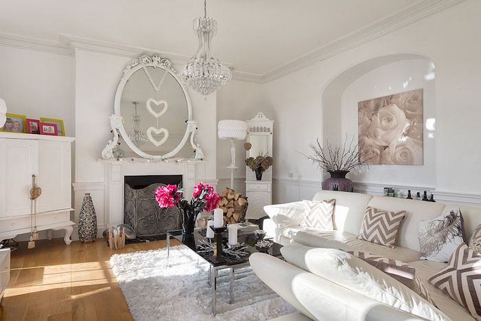 shabby möbel im wohnzimmer, großer runder antiker spiegel, weißes ledersofa