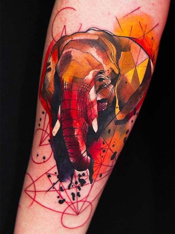 tattoo motive, bunte tätowierung am arm, elephant in rot und orange mit geometrischen figuren