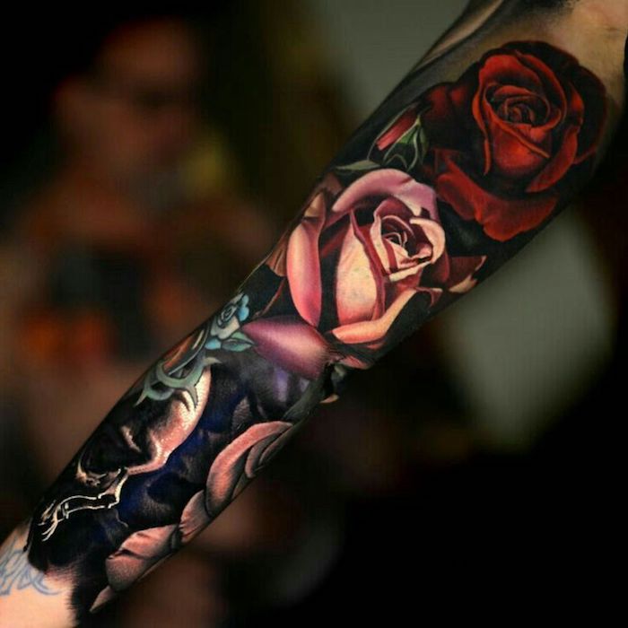 tattoo motive, sleeve tattoo mit rosen und schädel