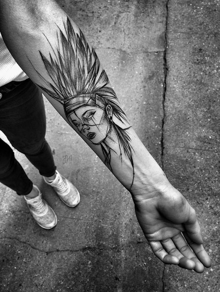 tattoo motive, unterarm tätowieren, frau mit indianer kopfschmuck
