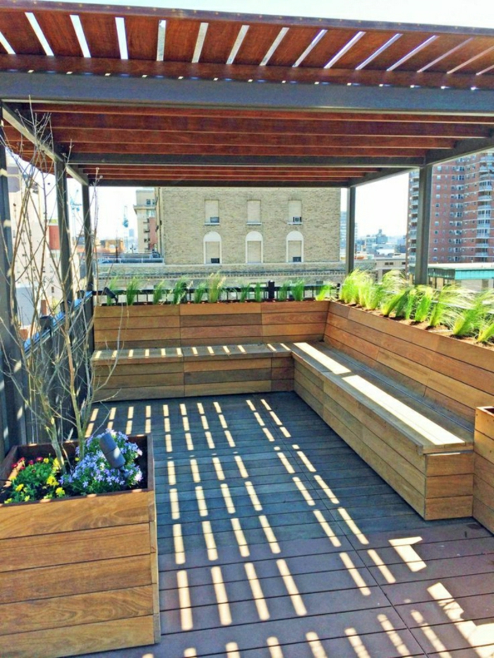 Beschattung überdachte Terrasse gestalten Sitzbänke aus Holz