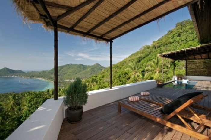 exotischer Balkon Holz Balken Lounge Möbel aus Holz Blumenpflanzen