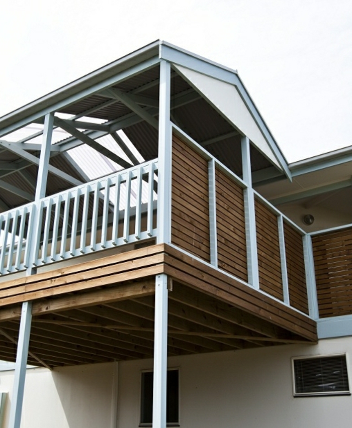 Sichtschutz und Pergola Überdachung bauen aus Holz und Doppelstegplatten