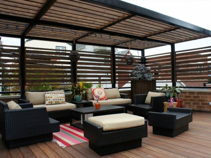 Überdachung Balkon Lounge Sitzgarnitur modern Teppich Deko Kissen