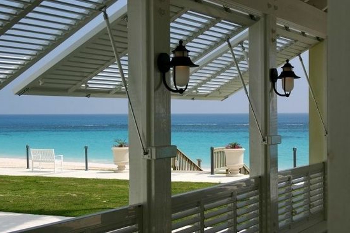 strand Villa Balkon oder Terrasse aus Holz Sicht und Sonnenschutz
